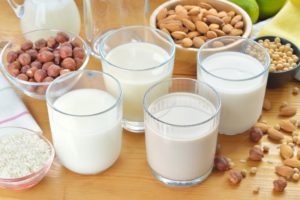 Different Vegan Milks. Pflanzenmilch selber machen