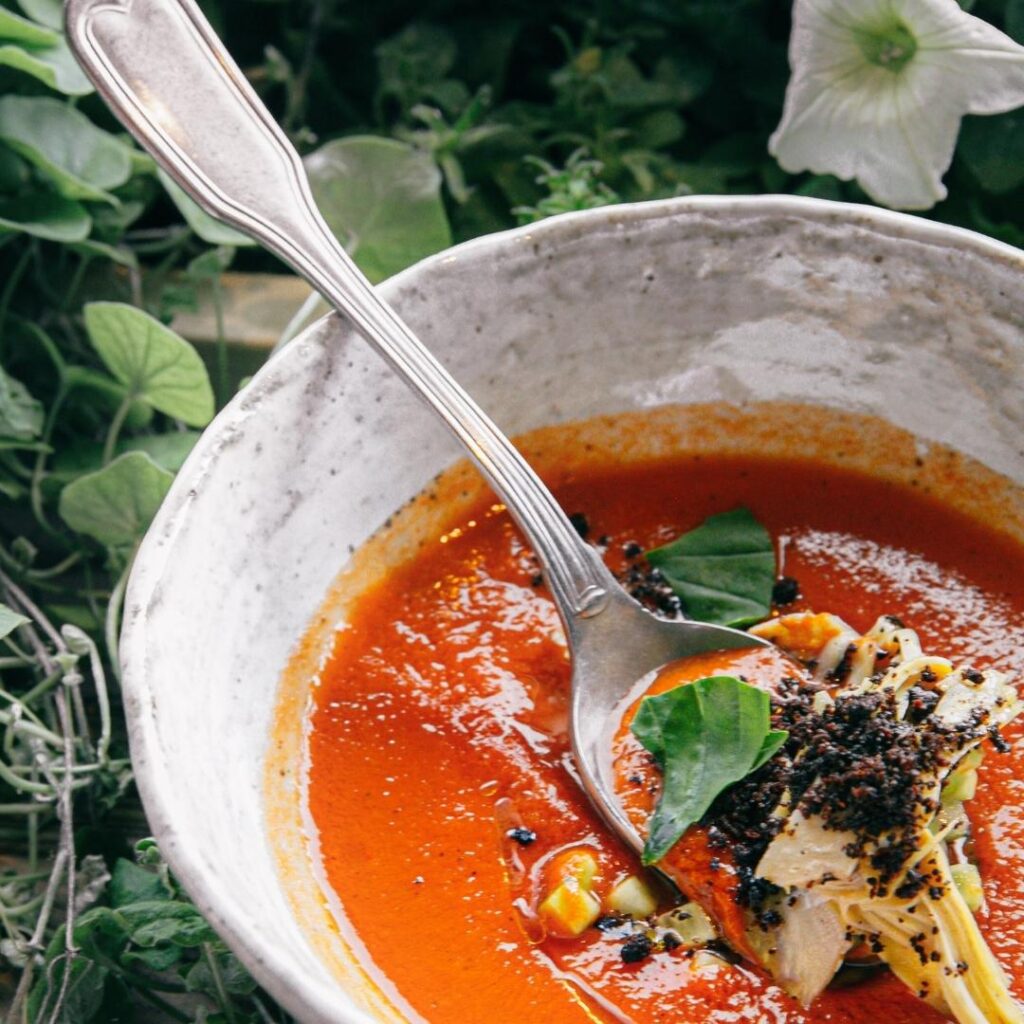 Gazpacho, Sossen und Bruehe filtern, Tomatensud