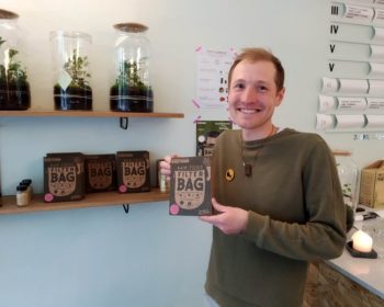 Filterbeutel von Nectarbar Verkauf in Berlin bttr -3 Benedikt im BTTR Laden Berlin mit Nussmilchbeutel