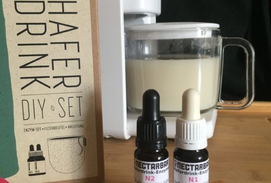 Nectarbar Enzyme und Hafermilch im Pflanzendrinkbereiter