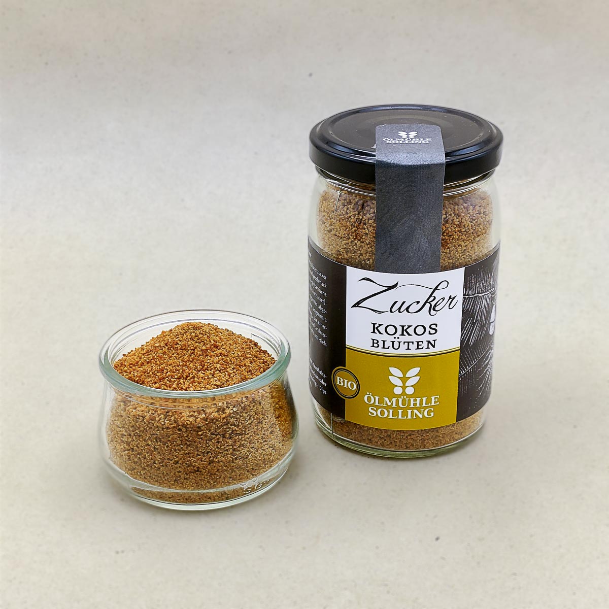 Kokosblütenzucker im Schraubglas und lose