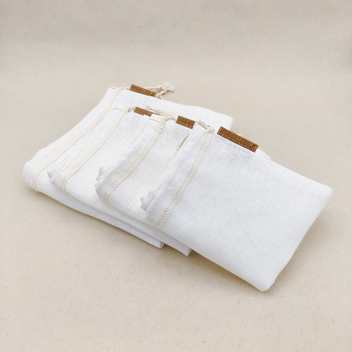 Die vier verfügbaren Leinenfilterbeutel liegen gefaltet, das Nectarbar Logo ist sichtbar.