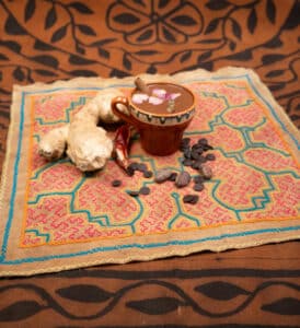 Rohkakao zum Trinken zubereitet mit Gewürzen